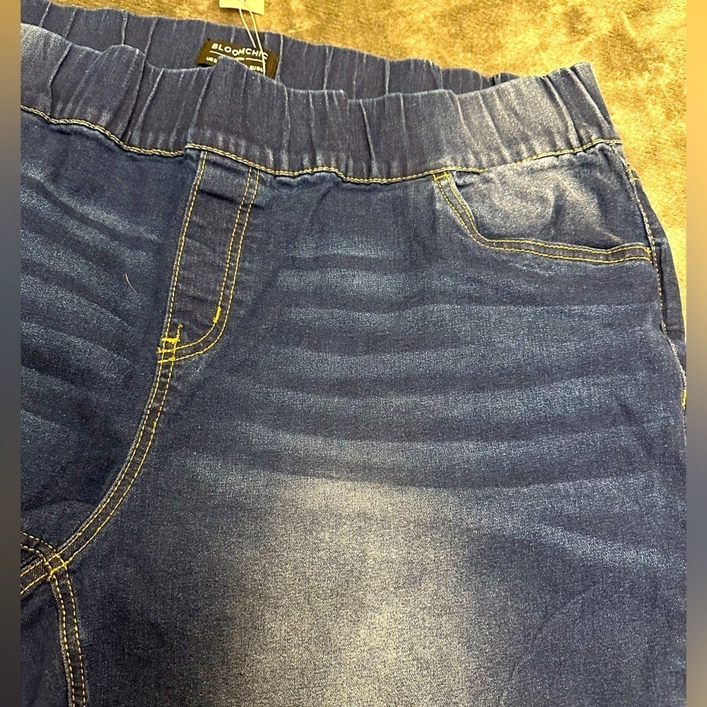 BloomChic Plus Size Classic Wash Stretchy Waist Skinny-Fit Jeans - Picture 3 of 5